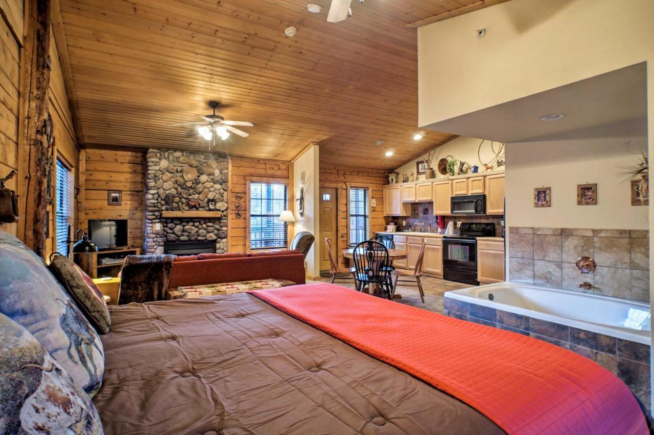 Cabin-Style Studio Right Off The Branson Strip! Lägenhet Exteriör bild